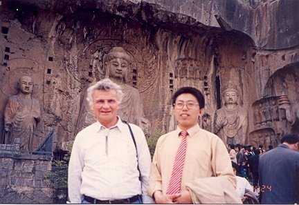 1983年，孙淑云考察当阳玉泉寺铁塔硫印